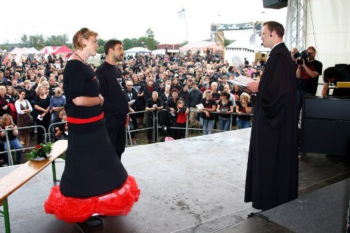 Priest Lars Daermann declares Marina and Frank Noak as husband and wife in a rocking wedding.Photo: DPA