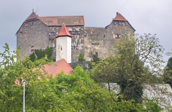 The castle, whose name means “Monk’s Mill,” was first mentioned in writing in 1150. Photo: Vermittlung historischer Immobilien oHG