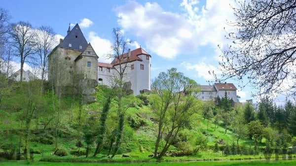 Some people want it to look mediaeval, some people want an elegant countryside castle with lots of light and high ceilings. Some people might want something a little darker, more of a classic Dracula castle.Photo: Vermittlung historischer Immobilien oHG