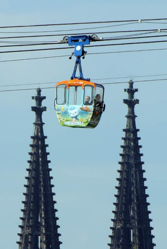 Tourists admire blue skies from a cable car over the Rhine river in Cologne.Photo: DPA
