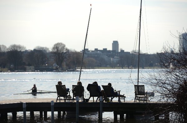 Sun sparkles on Hamburg's Außenalster lake.Photo: DPA