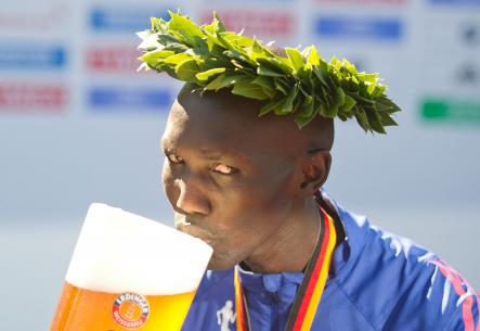 Marathon winner Wilson Kipsang enjoys a rather large victory beer.Photo: dpa