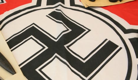 Neo-Nazis attack children on school trip