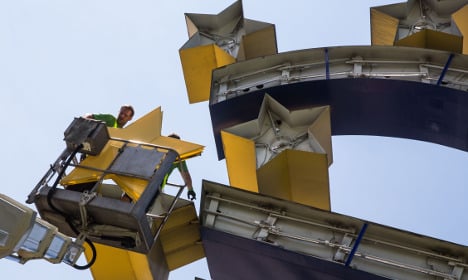 Workers dismantle Frankfurt Euro sculpture
