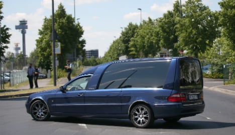 Driver loses hearse in central Munich – corpse and all