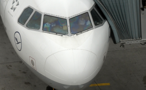 Lufthansa pilots dig heels in, roll strike into Saturday