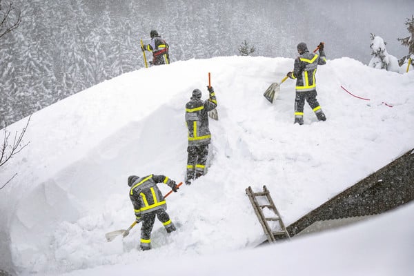 Austria army rescues snowbound German students