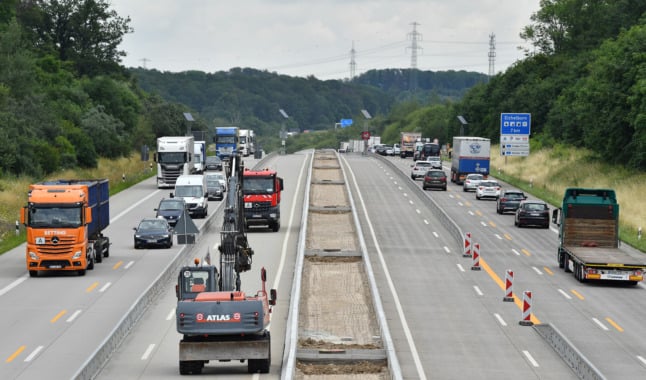 Photo of Der deutsche ÖPNV wird als „versagen“ kritisiert, da die Hälfte der Nutzer auf das Auto umsteigt