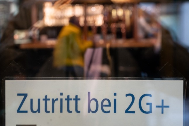 A sign for the 2G-plus rule at a bar/restaurant in Bad Homburg, Hesse. 