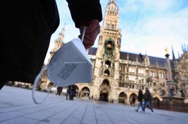 A person holds an FFP2 mask in Munich. 