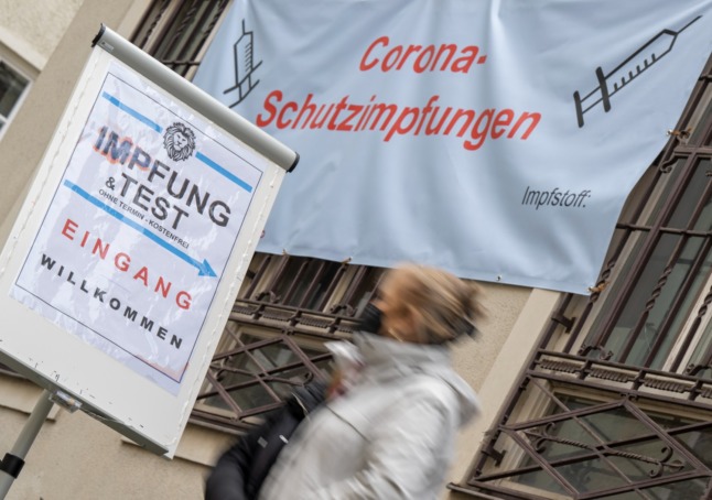 A sign for a vaccination and testing site in Munich