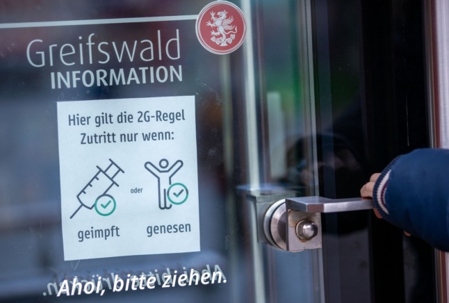 A '2G' sign for entry into the Greifswald Information site in the Town Hall. 
